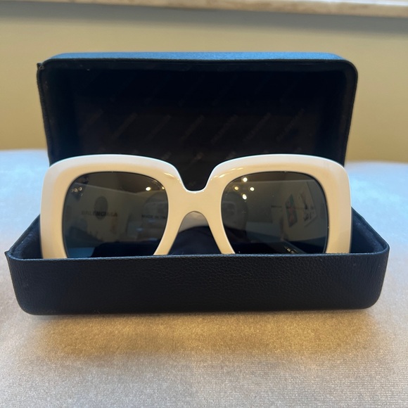 White oversized Balenciaga square sunglasses - Picture 1 of 6